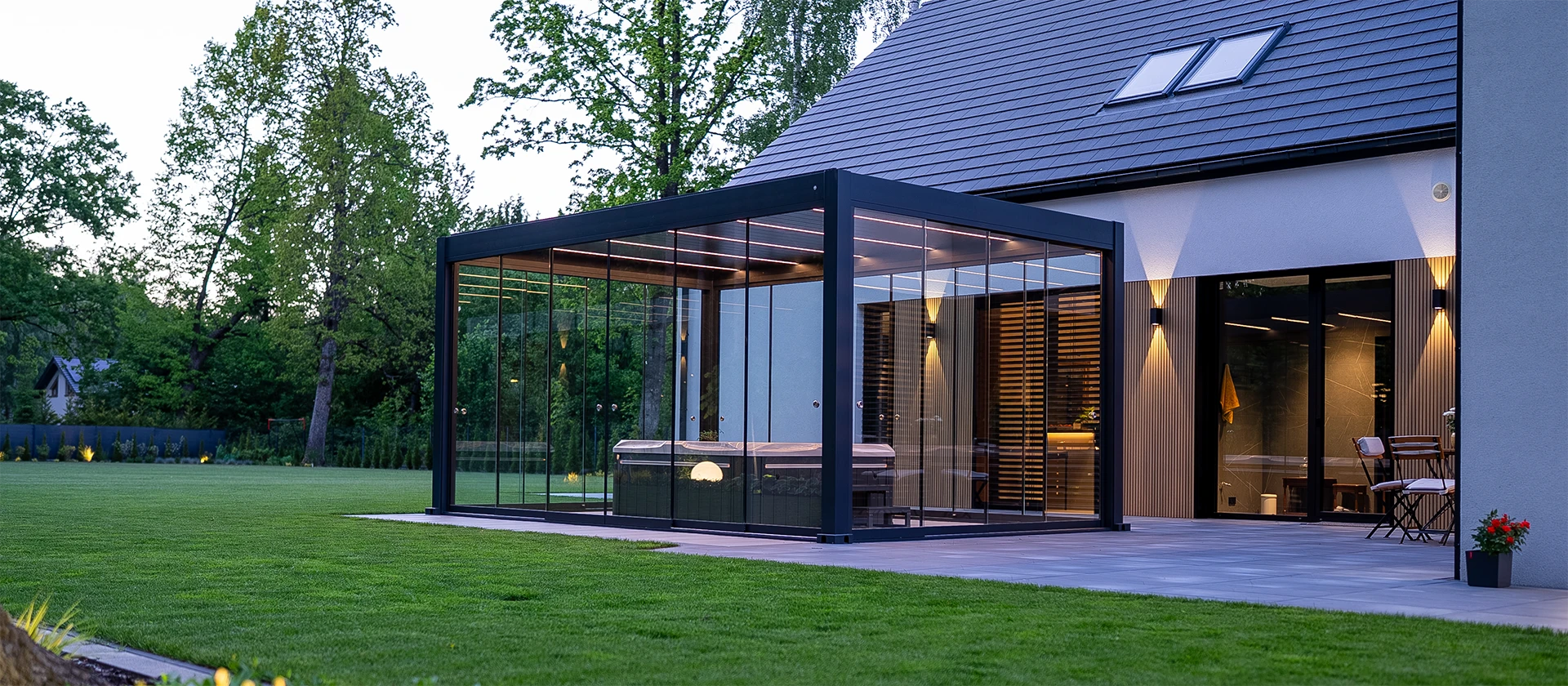 Oszklona pergola tarasowa z prywatną strefą spa