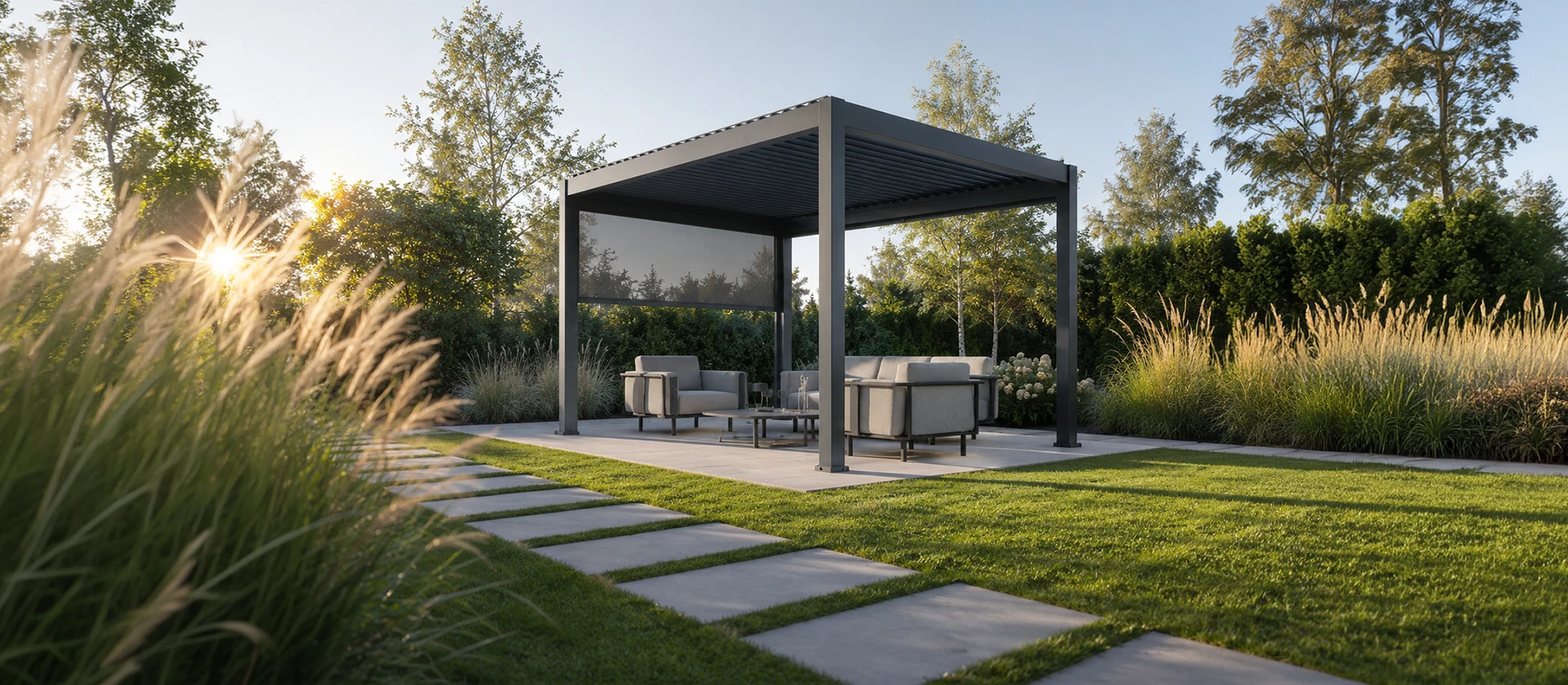 Nowoczesna pergola w ogrodzie z naturalną strefą relaksu