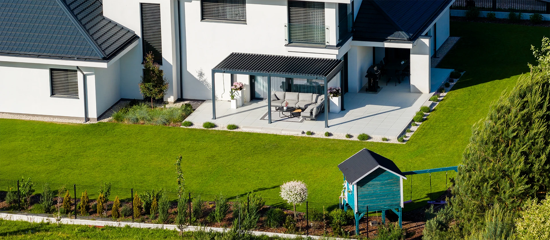 Pergola przy domu z rodzinną strefą wypoczynku