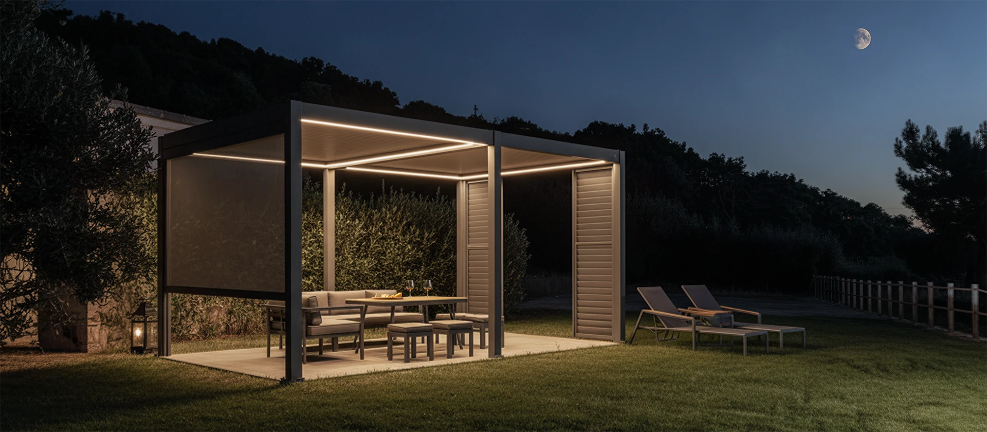 Wieczorna pergola ogrodowa z jadalnią i strefą relaksu