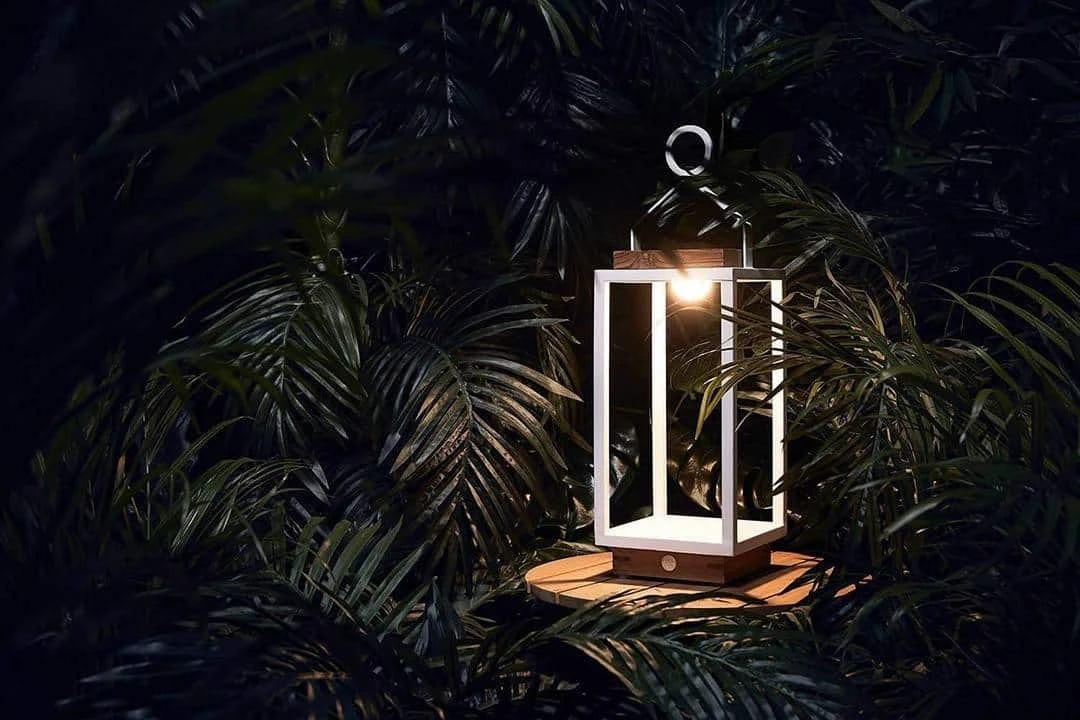 Lampa solarna Mrs. Solar Coco teak biała M