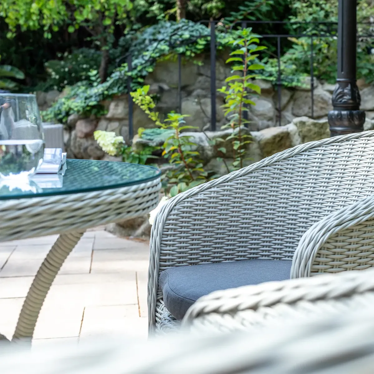 Meble ogrodowe FILIP II ø90 royal białe + Fotel DOLCE VITA II royal biały