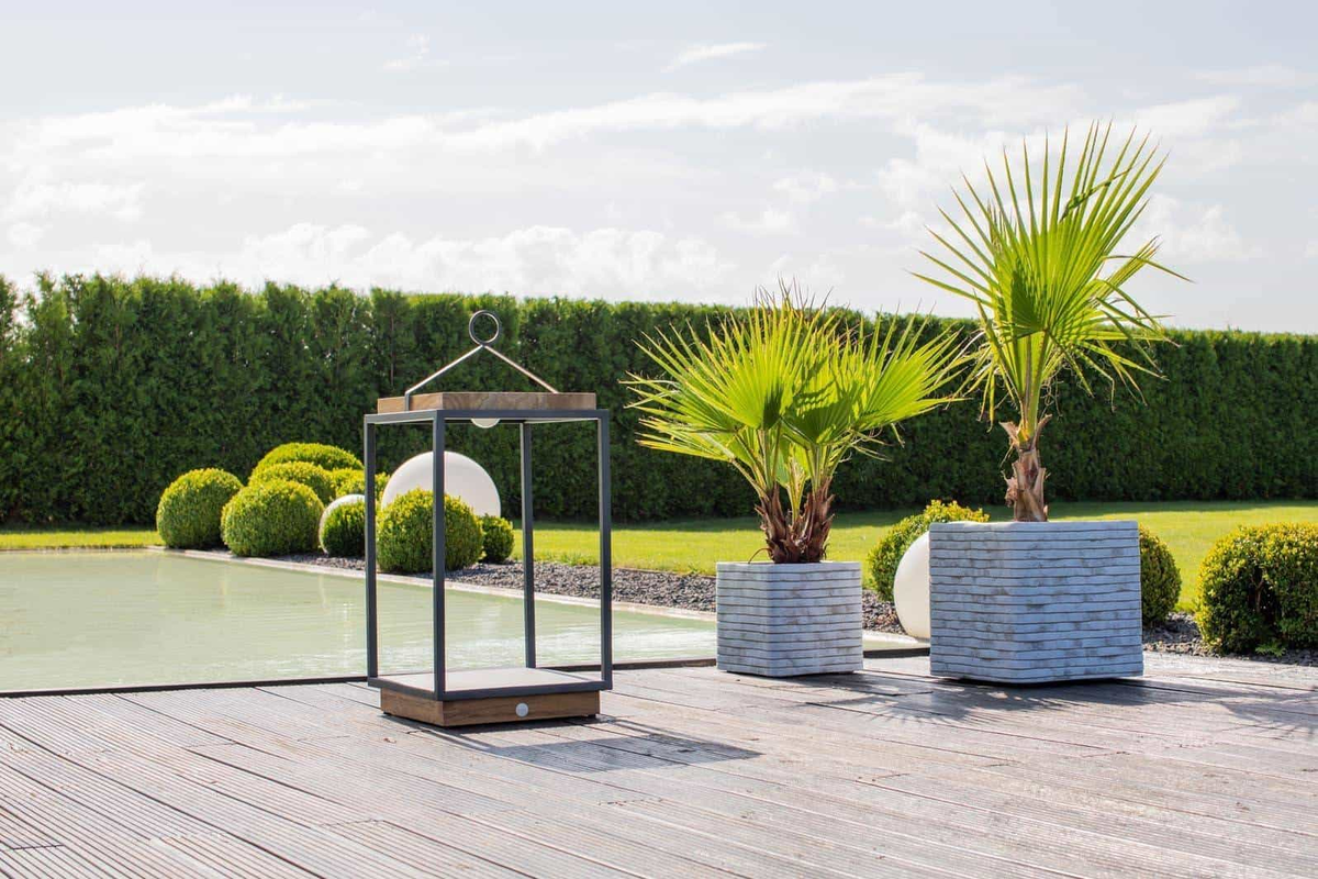 Lampa solarna Mrs. Solar Coco teak biała M