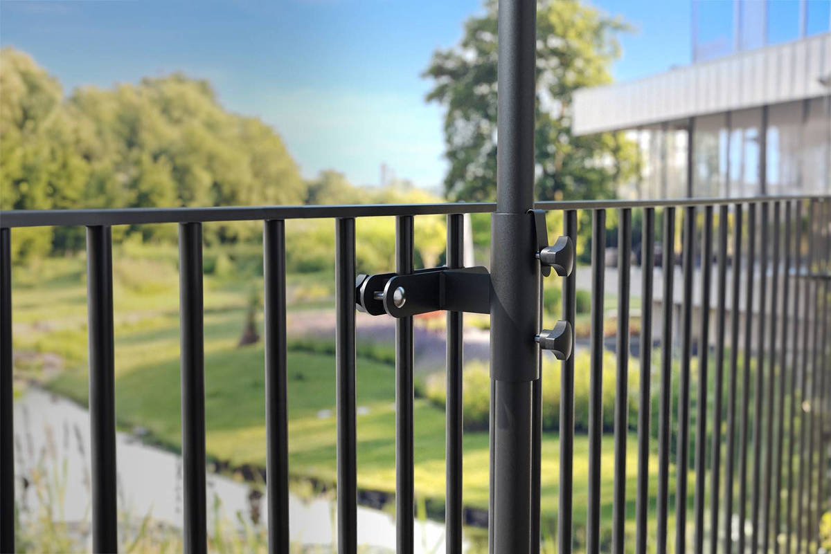 Uchwyt na parasol ogrodowy z pionowym mocowaniem do balustrad