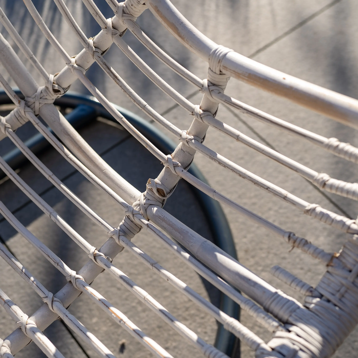 Fotel wiszący do ogrodu NICE biały przecierany 1885 OUTLET