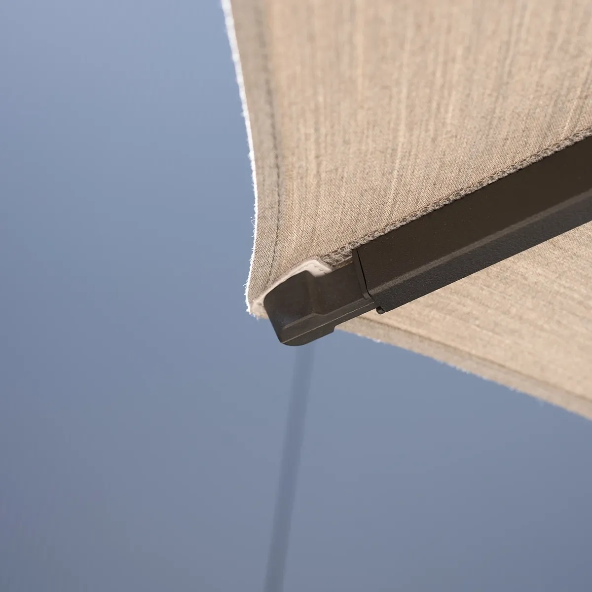 Parasol MAROCCO 4x4m szary + baza 200kg szara 1457 OUTLET (1)