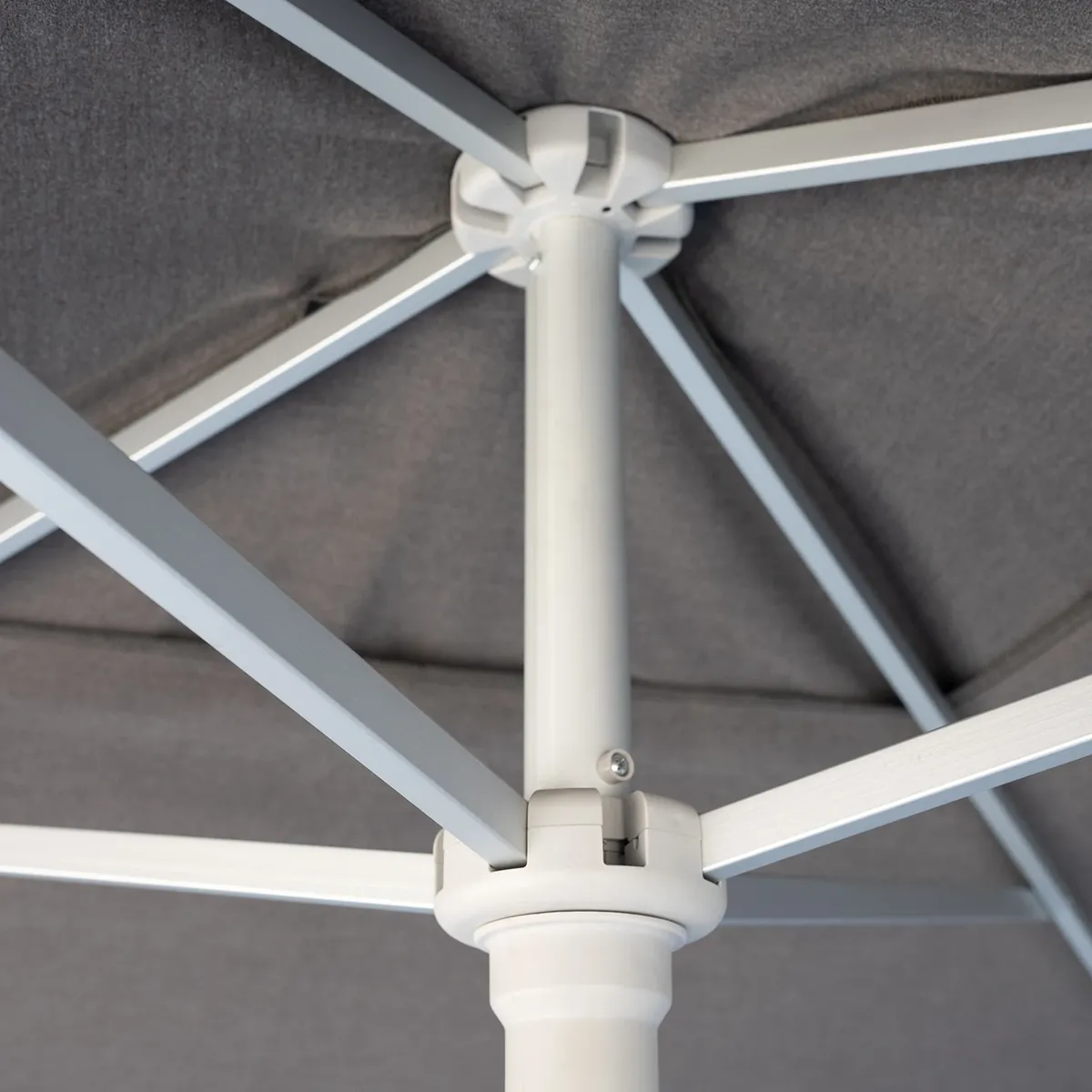 Parasol SANTORINI Ø2,5m szary + baza 25kg szara 1458 OUTLET (1)