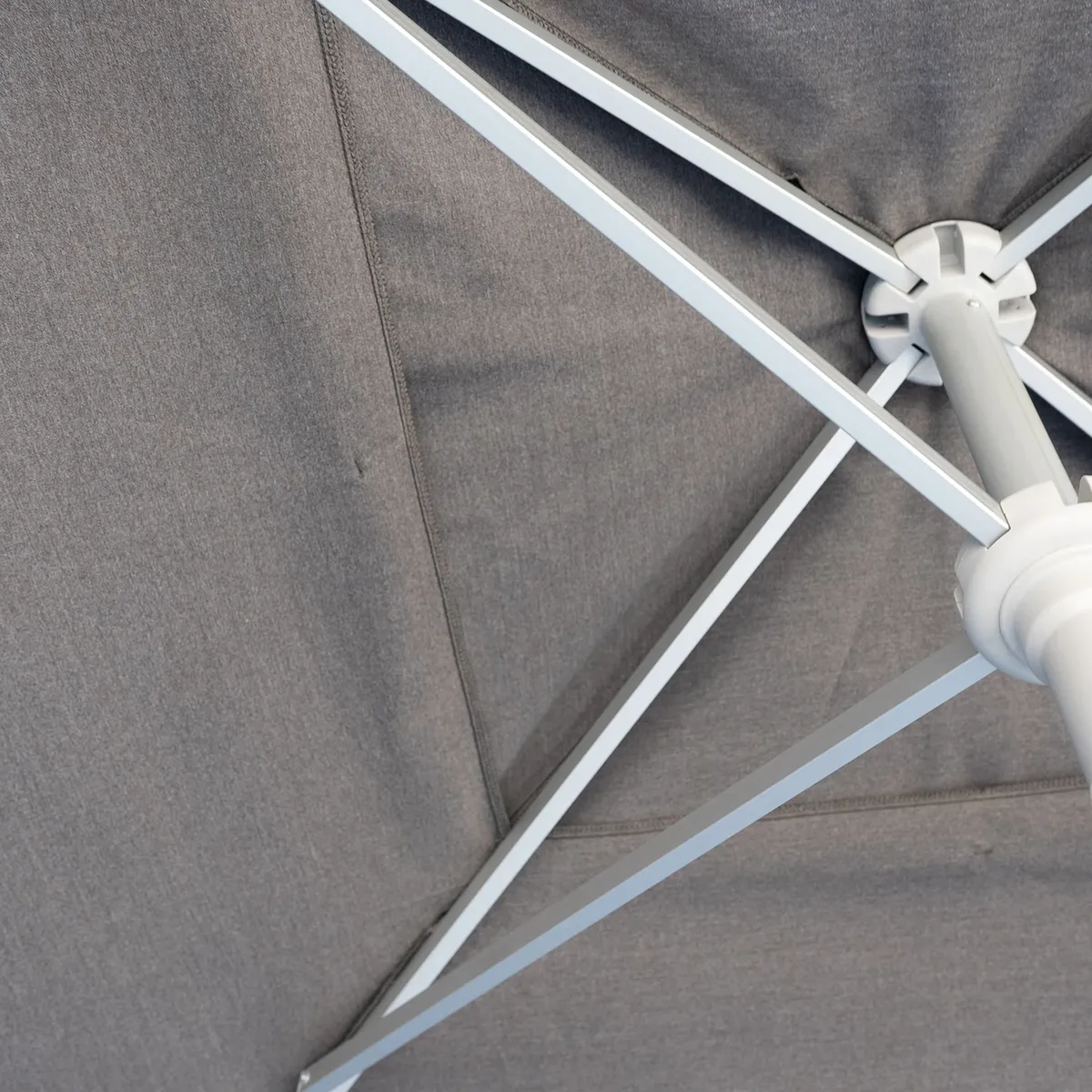 Parasol SANTORINI Ø2,5m szary + baza 25kg szara 1458 OUTLET (1)