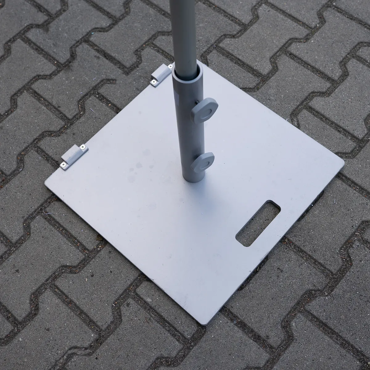 Parasol SANTORINI Ø2,5m szary + baza 25kg szara 1458 OUTLET (1)