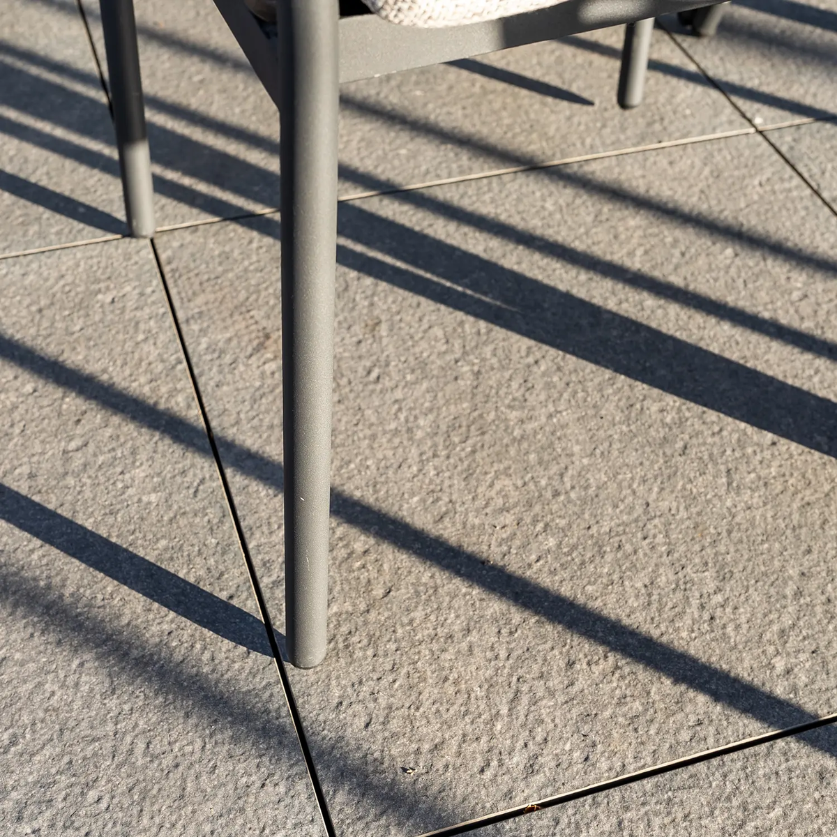 Zestaw ogrodowy SIMI ⌀120cm eukaliptus + 4x krzesło ELA III 1892 OUTLET