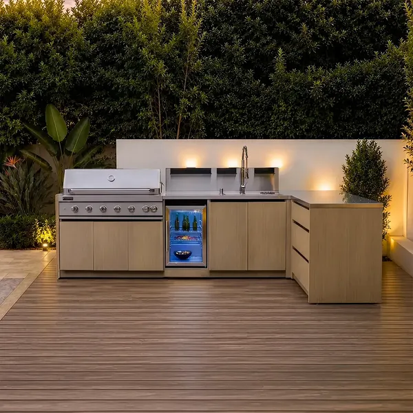Kuchnia BBQ VIEJA 5-elementowa z lodówką, zlewozmywakiem, elementem narożnym i szafką z szufladami jasne drewno