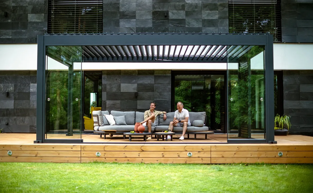 Pergola wolnostojąca – jak zamienić ją na ogród zimowy?