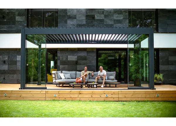 Pergola wolnostojąca – jak zamienić ją na ogród zimowy?