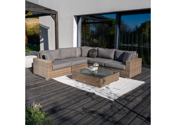 Aranżacja ogrodu – Jak wybrać meble ogrodowe do dużej rodziny?