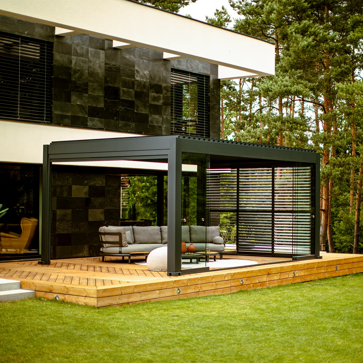 Czy zadaszenie tarasu chroni meble przed śniegiem?