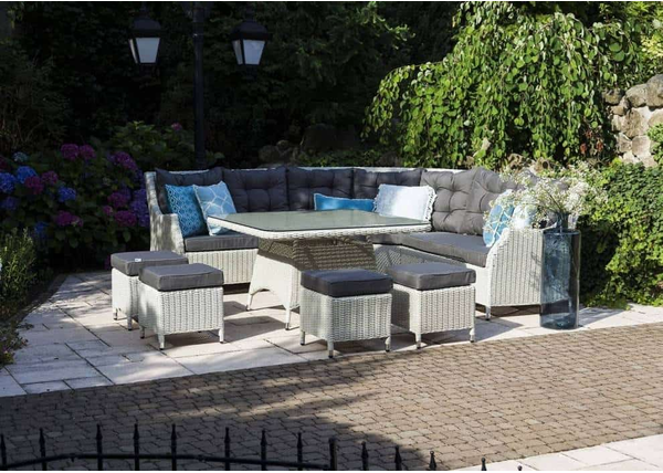 Biała kanapa ogrodowa – modna bohaterka tarasowych aranżacji 