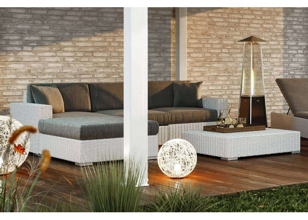 Biała kanapa tarasowa – hit w modnych ogrodach