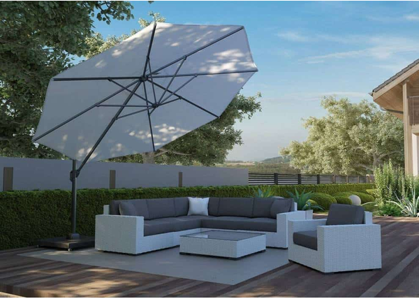 Białe parasole ogrodowe 