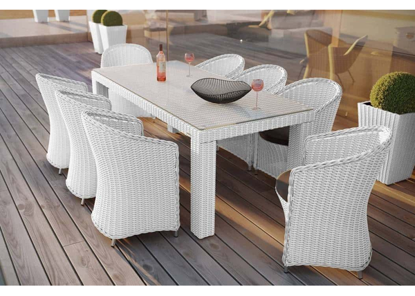 Biały technorattan – piękny ogród w zasięgu ręki