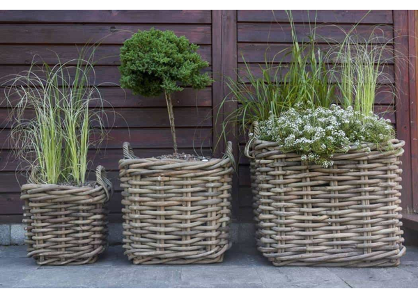 Donice rattanowe na balkon – stylowy dodatek w naturalnym stylu