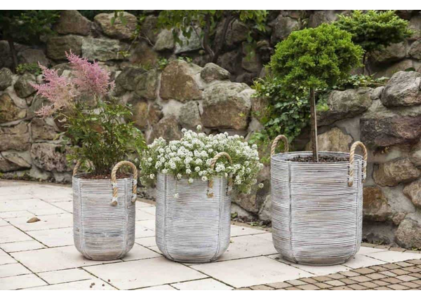 Donice rattanowe wysokie – stylowa dekoracja na taras i balkon