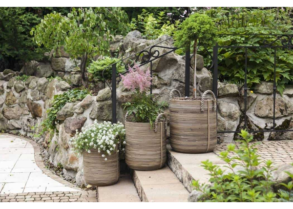 Duże donice na taras – tchnij życie w ogród!