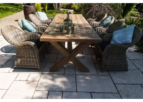 Duży drewniany stół ogrodowy – ukłon w stronę Matki Natury