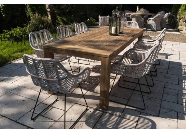 Duży drewniany stół tarasowy – jaki model wybrać? 