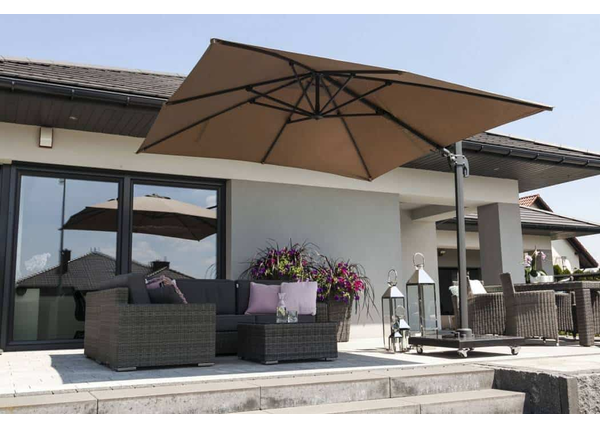 Duży parasol ogrodowy