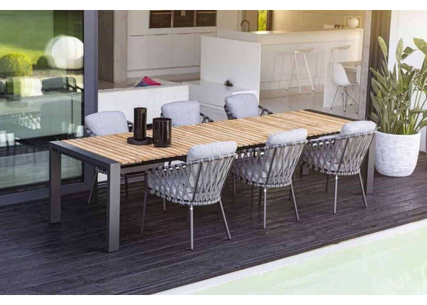 Duży stół ogrodowy rozkładany – ogród otwarty dla gości