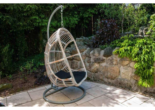 Fotel wiszący rattanowy – odrobina luksusu na co dzień