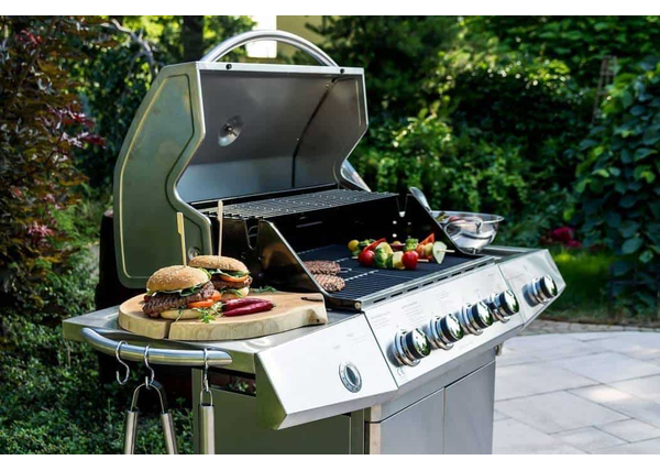 Grill z pokrywą do nowoczesnego ogrodu