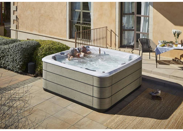 Jakie jacuzzi ogrodowe wybrać? Aranżacja spa w ogrodzie
