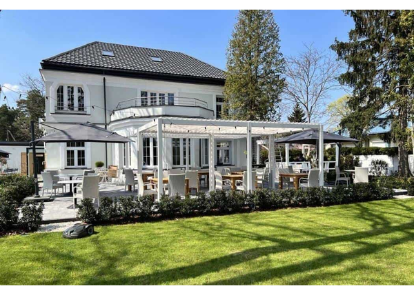 Michel Moran Garden Space w Ma Maison Restaurant