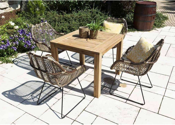 Krzesła z rattanu – modny, naturalny akcent na Twój taras