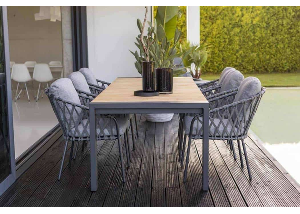 Krzesło sznurkowe – modny akcent w ogrodzie