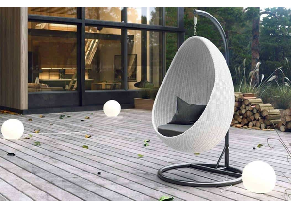 Krzesło wiszące – modny akcent w ogrodzie