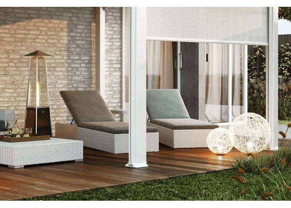 Leżaki – technorattan w modnym ogrodzie