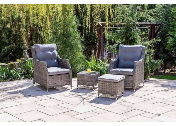 Meble ogrodowe 2-osobowe – zgrabne zestawy na niewielki taras i balkon