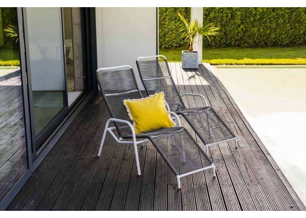 Meble ogrodowe – leżaki do domowego SPA