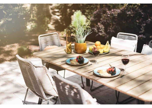 Meble ogrodowe z wysokim stołem – ciesz się latem z najbliższymi!