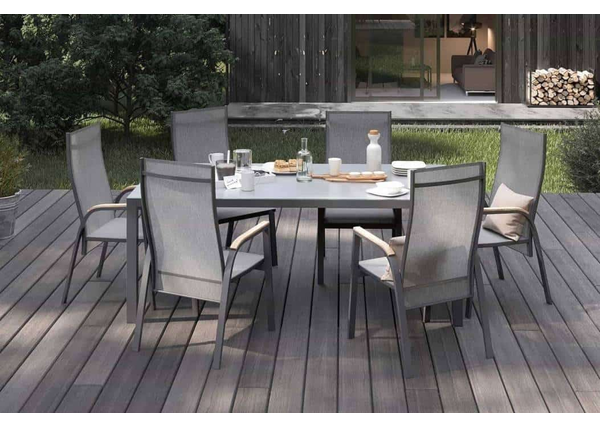 Meble ogrodowe ze stołem – uniwersalne wyposażenie na taras