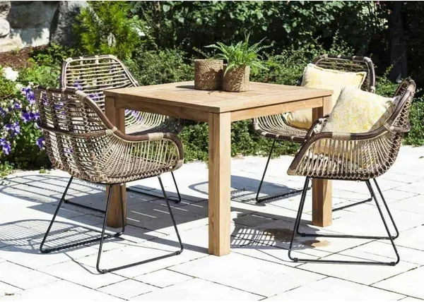 Meble tarasowe z drewna egzotycznego – odrobina tropikalnego słońca na co dzień 