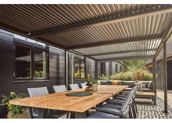 Pergola przyścienna – praktyczny dodatek do Twojego ogrodu 