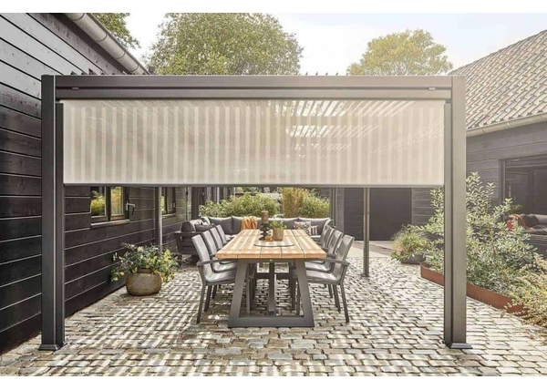 Pergola tarasowa z zasłonami – stwórz z nami ogród funkcjonalny przez cały rok!