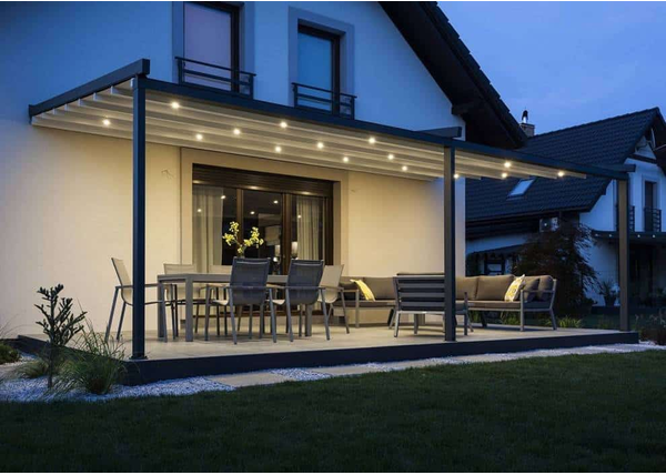 Pomysł na zadaszony taras, czyli funkcjonalny ogród niezależnie od aury