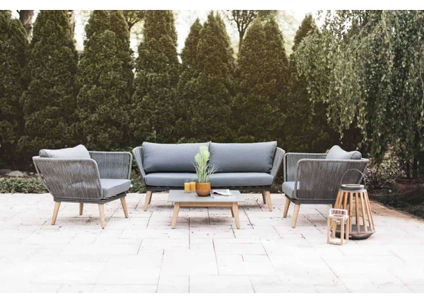 Sofa ogrodowa 2-osobowa: wygodne meble na niewielki taras