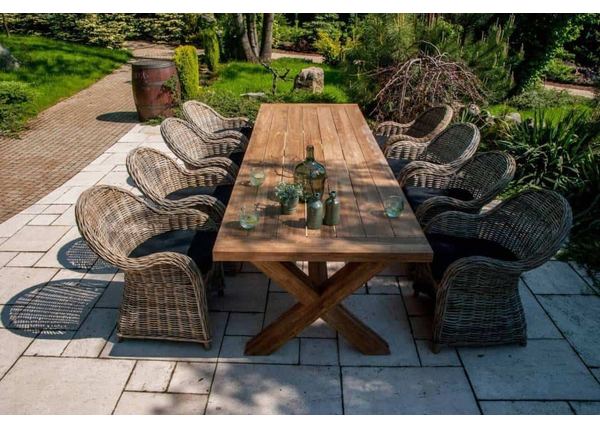 Stół drewniany na taras – centrum ogrodowego relaksu