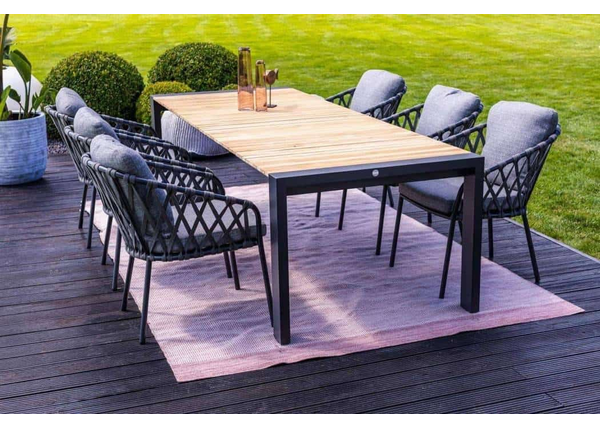 Stół na taras rozkładany – praktyczny mebel na co dzień i wyjątkowe okazje