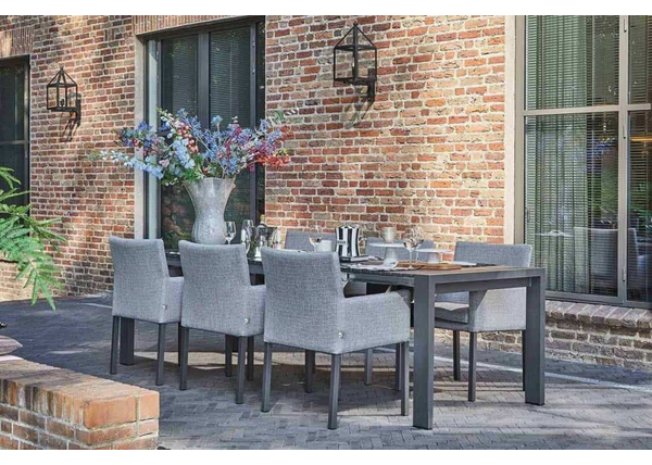 Stół na zewnątrz: w poszukiwaniu stylowego i solidnego mebla